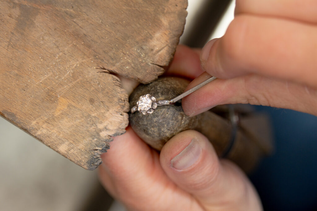 Creations-bijoux-sur-mesure-atelier-réparation