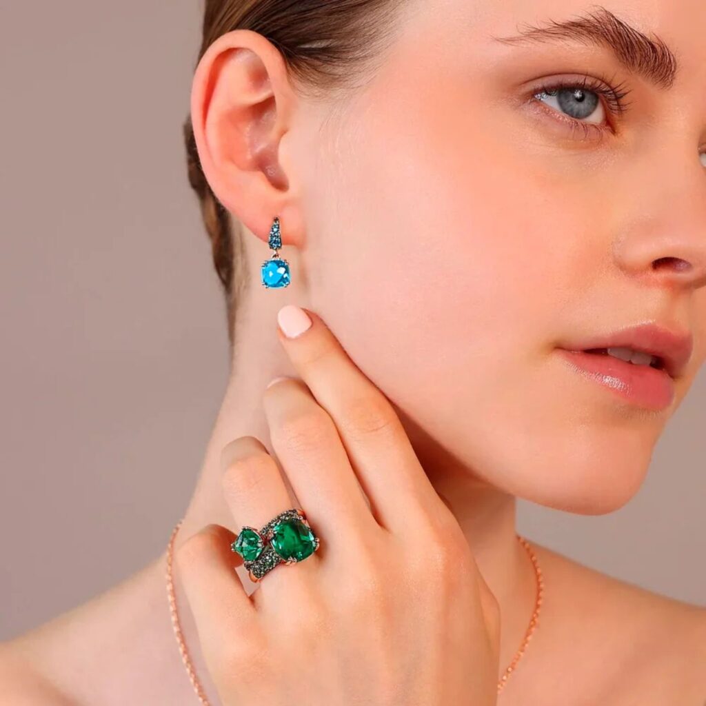Boucles d'Oreilles Pendantes avec Pierre Prisma Gem et Pavé – Image 2