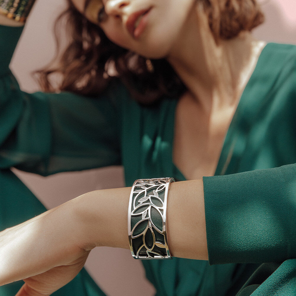 Bracelet Manchette Nénuphar, Argentée - cuir réversible Olive / Eau Douce – Image 2